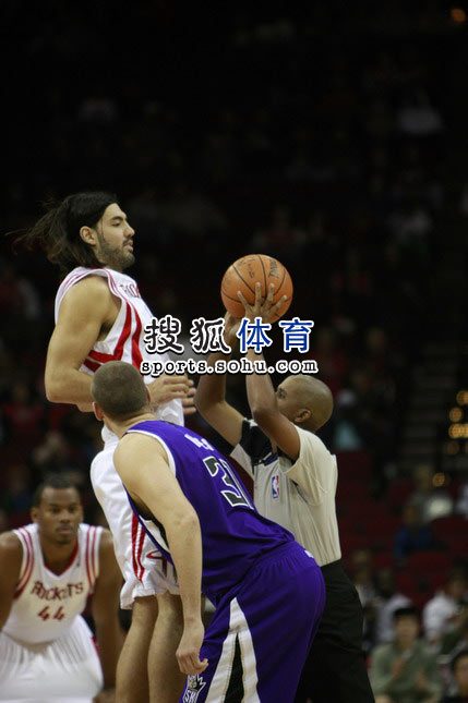 在防守反